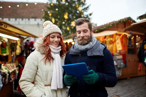 Casal feliz andando com tablet pc na cidade velha — Fotografia de Stock