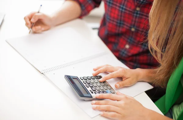 Alunos com notebook e calculadora na escola — Fotografia de Stock