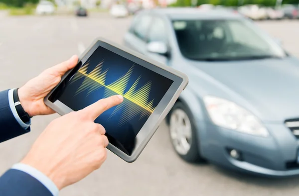 Close up of hands with diagram tablet pc and car — Φωτογραφία Αρχείου