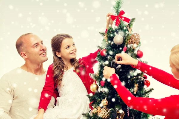 Souriant famille décoration arbre de Noël à la maison Photo De Stock