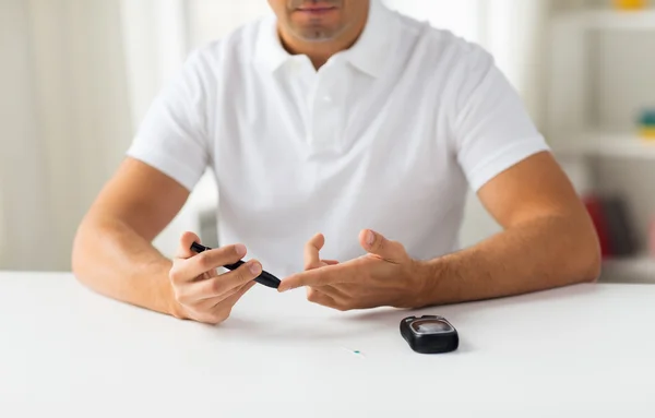 血糖値計による血糖値のチェック男の閉鎖 — ストック写真