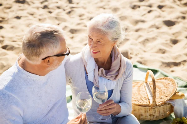 Heureux couple de personnes âgées parler sur la plage d'été — Photo