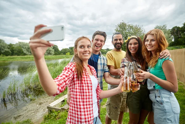 Amigos felices tomando selfie por teléfono inteligente — Foto de Stock