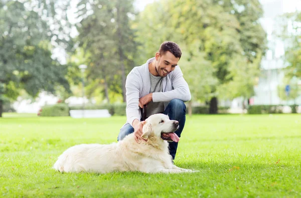 Homem feliz com cão labrador andando na cidade — Fotografia de Stock