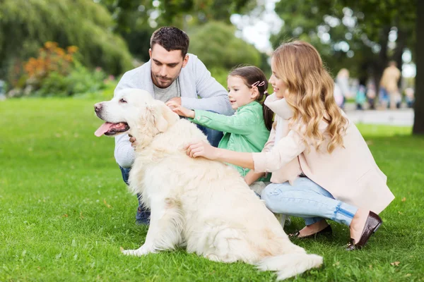 Lycklig familj med Labrador Retriever Dog i Park — Stockfoto