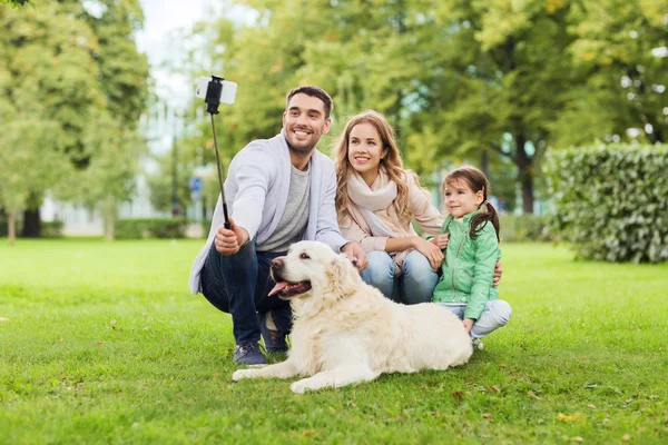 Lycklig familj med hund tar selfie av smartphone — Stockfoto