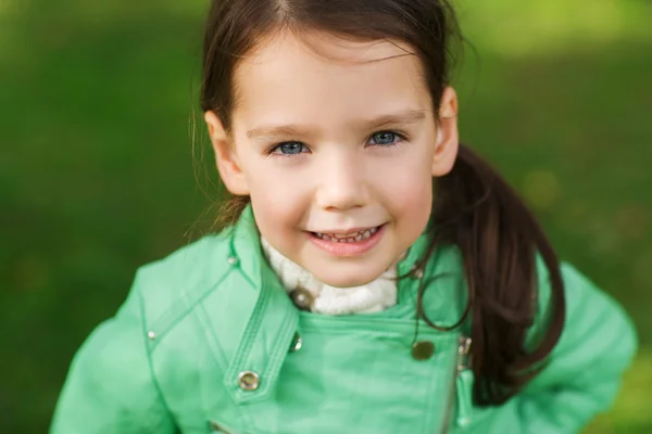 Gelukkig mooi weinig meisje portret buitenshuis — Stockfoto