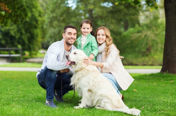 Lycklig familj med Labrador Retriever Dog i Park — Stockfoto