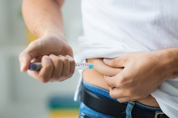 Man with syringe making insulin injection — Stock Photo, Image