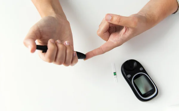 女性 glucometer によって血液検査のクローズ アップ — ストック写真