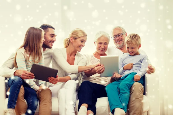 Família sorrindo com tablet pc em casa — Fotografia de Stock