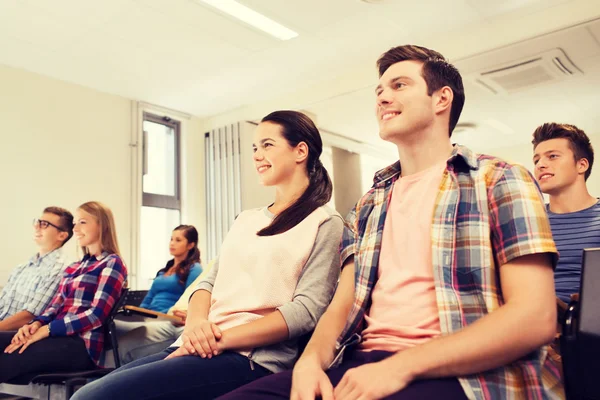 Grupa studentów uśmiechający się w sali wykładowej — Zdjęcie stockowe