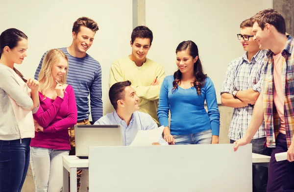 Grupo de alunos e professor com laptop — Fotografia de Stock