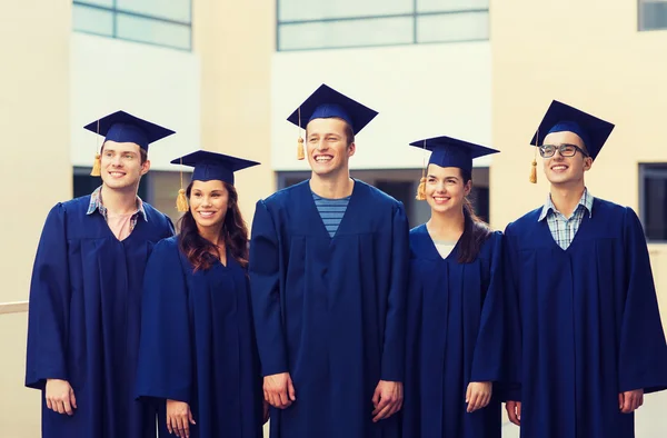 Groupe d'étudiants souriants dans les mortiers — Photo