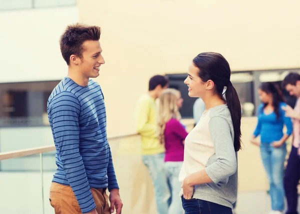 Groep studenten buiten glimlachen — Stockfoto