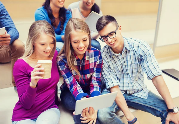 Grupo de alunos com tablet pc e xícara de café — Fotografia de Stock