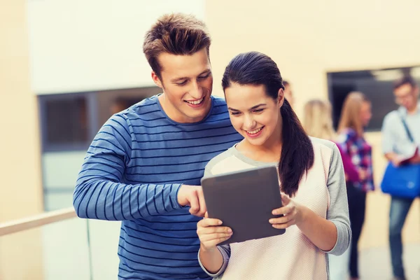 Grupo de estudantes sorridentes tablet pc computador — Fotografia de Stock