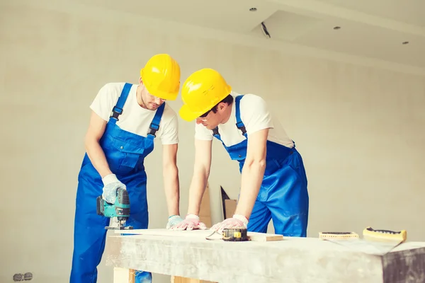 Gruppe von Bauarbeitern mit Werkzeug im Haus — Stockfoto