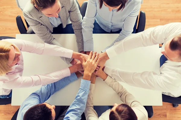 Närbild på business team med händerna på toppen — Stockfoto