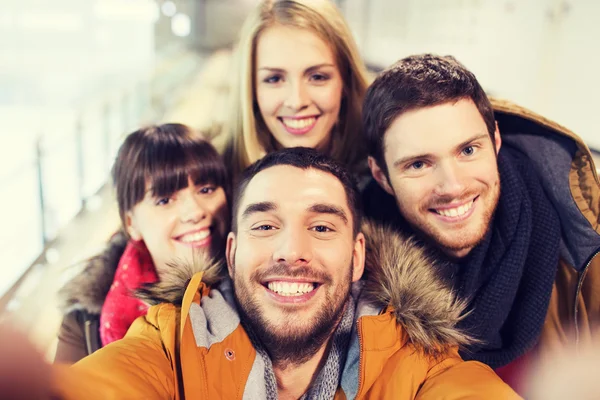 Glada vänner med selfie på skridskobana — Stockfoto