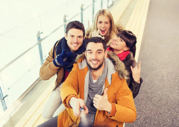 Glada vänner med selfie på skridskobana — Stockfoto