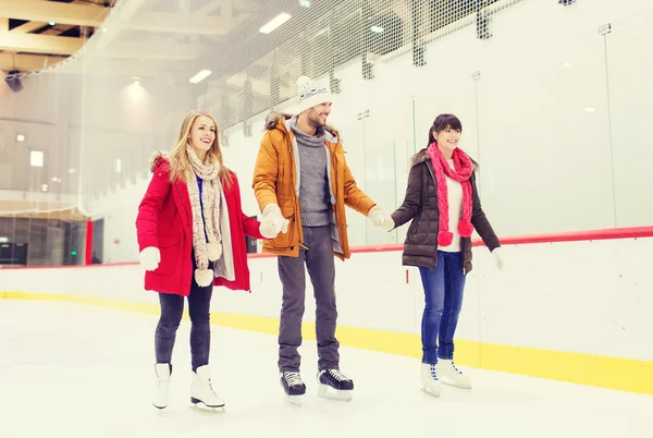 Amis heureux sur la patinoire — Photo