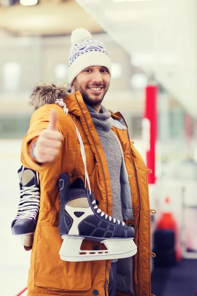 Happy young man showing thumbs up on skating rink — Stock Photo, Image