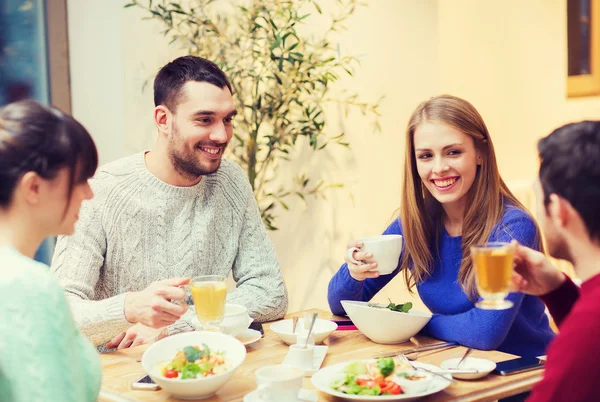 Happy přátelé setkání a na večeři v café — Stock fotografie