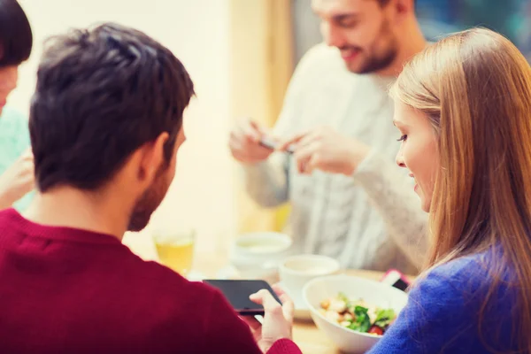 Sällskap med smartphones möte på café — Stockfoto