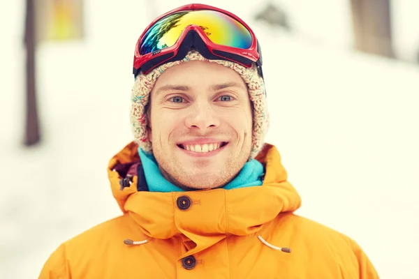 Heureux jeune homme en lunettes de ski à l'extérieur — Photo