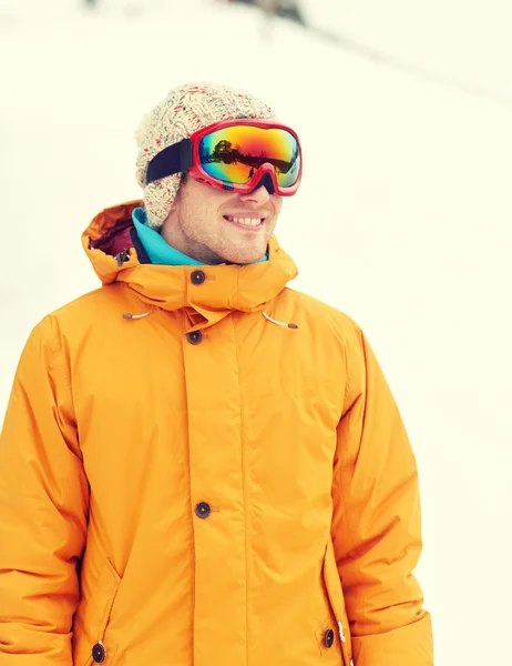 Χαρούμενος νεαρός άνδρας στο σκι γυαλιά σε εξωτερικούς χώρους — Φωτογραφία Αρχείου