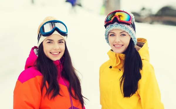 Gelukkig meisje vrienden in ski goggles buitenshuis — Stockfoto