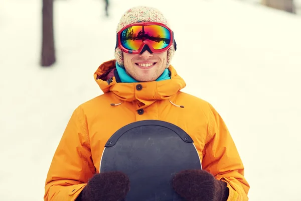 Jovem feliz em óculos de esqui ao ar livre — Fotografia de Stock