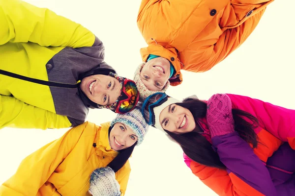 Glückliche Freunde mit Skibrille im Freien — Stockfoto