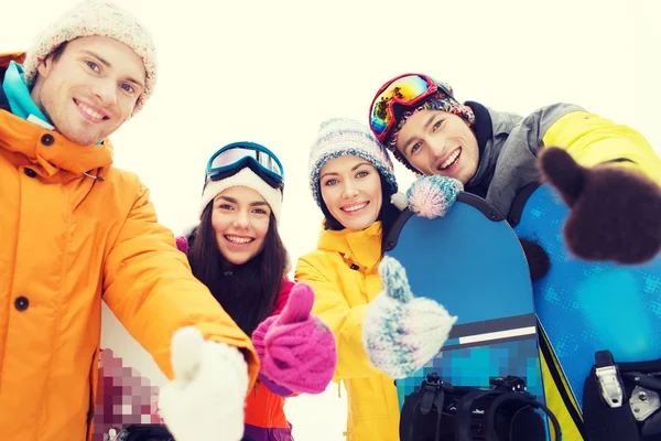Amigos felices con tablas de snowboard mostrando los pulgares hacia arriba —  Fotos de Stock