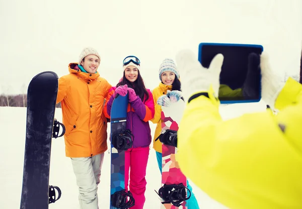 Amigos felices con tablas de snowboard y tableta PC —  Fotos de Stock