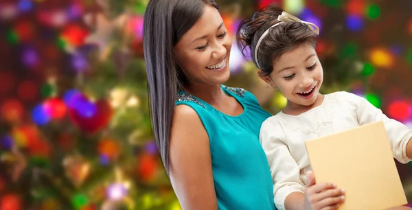 Mère heureuse et enfant avec boîte cadeau — Photo