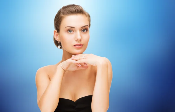 Schöne Frau mit Diamantohrringen und Armband — Stockfoto