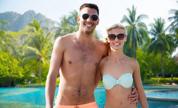 Feliz pareja en traje de baño abrazo sobre hotel resort —  Fotos de Stock