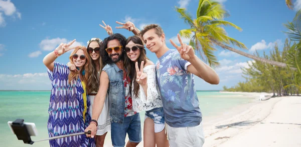 Hippie friends with smartphone on selfie stick — Stock Photo, Image