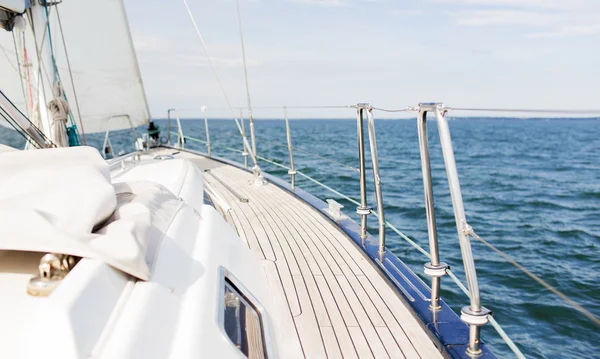Yelkenli veya yelkenli yat güverte ve deniz kapat — Stok fotoğraf