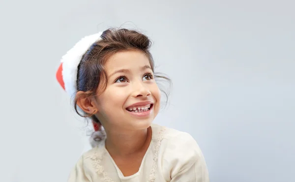 快乐的小女孩，在圣诞老人在灰色的帽子 — 图库照片