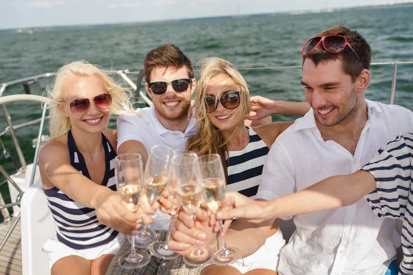 Amici sorridenti con bicchieri di champagne sullo yacht — Foto Stock