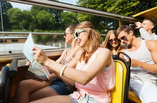 Gruppe lächelnder Freunde mit dem Tourbus unterwegs — Stockfoto