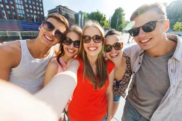 Amis souriants prendre selfie — Photo