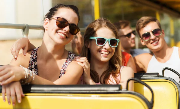 Groep lachende vrienden reizen door tourbus — Stockfoto