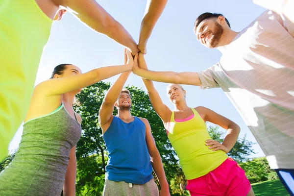 Grupo de amigos felices haciendo alta cinco al aire libre —  Fotos de Stock