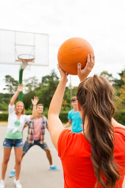 Skupina happy teenagerů hrát basketbal — Stock fotografie