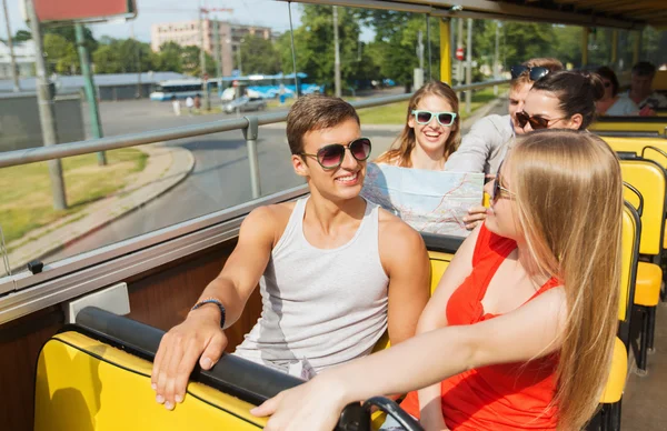 Groep lachende vrienden reizen door tourbus — Stockfoto