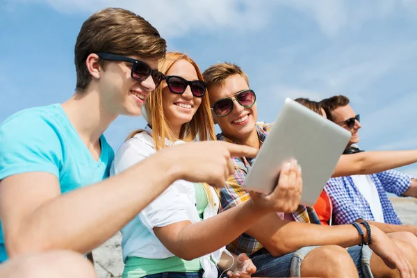 Grupp leende vänner med TabletPC utomhus — Stockfoto